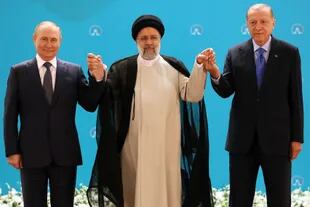 El presidente ruso Vladimir Putin, el iraní Ebrahim Raisi y el turco Recep Tayyip Erdogan posan en Teherán