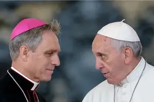 El Papa envía al secretario de Benedicto XVI a Alemania: le puso un plazo para que deje Roma