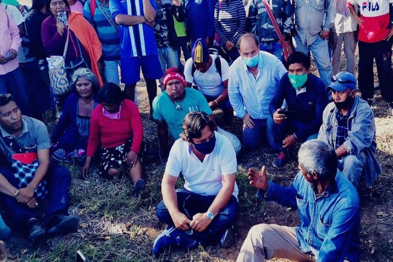 Referentes de las comunidades, en un alto en la ciudad de Pichanal, dialogan con el gobernador de Salta, Gustavo Sáenz