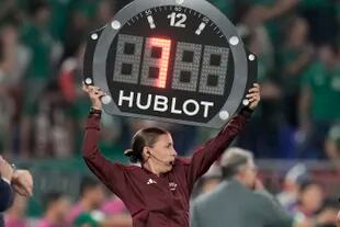 Stephanie Frappart, de Francia, muestra un cartel con siete minutos de tiempo añadido durante el partido del Grupo C del Mundial que enfrentó a México con Polonia; hoy, será la jueza principal