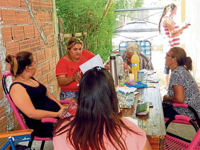 Integrantes de un banco comunal en San Miguel, en su reunión quincenal