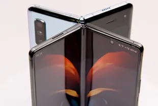 Una vista del Galaxy Z Fold2, el nuevo teléfono con pantalla plegable de Samsung