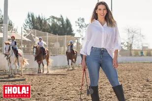 Cinthia Fernández practica equitación con sus hijas, Francesca, Charis y Bella