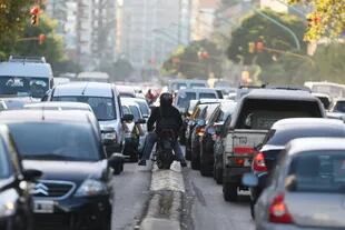 Muchas veces, impacientes, los motociclistas esquivan la espera con infracciones de tránsito