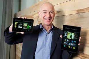 Jeff Bezos, fundador de Amazon, con sus tabletas Kindle Fire