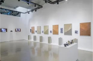 Vista de sala de la muestra Tierra en Herlitzka+Faria, con las obras de Marta Minujín y Teresa Pereda