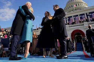 Joe Biden abraza a Jill Biden después de ser juramentado como el 46° presidente de los Estados Unidos