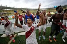 Colombia hizo el gasto y debió festejar, pero Perú ganó con un solo ataque y se mete en la pelea