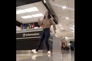 Perdió su vuelo y aprovechó para bailar por todo el aeropuerto