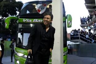 Marcelo Gallardo, sonriente en su llegada al estadio Monumental José Fierro.