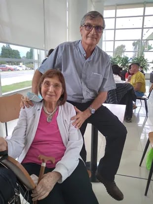 Jorge Crisafulli junto a su madre, Gladys Gamberini, a quien visita cada año en Bahía Blanca