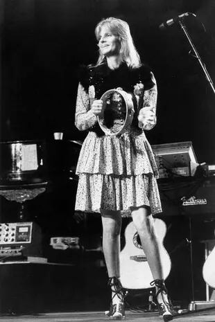 En los años 70, y con la intención de pasar más tiempo juntos, formaron la banda Wings. Paul le enseñó a su mujer a tocar los teclados y Linda, que al principio fue criticada porque no tenía formación musical previa, también tocaba la pandereta (acá se la ve en un show en Londres, en 1975) y escribía con su marido algunos temas. Recibieron varios premios.