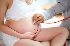 En casos de ómicron: las vacunas contra el coronavirus disminuyen complicaciones en el embarazo