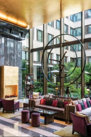 El lobby del hotel, moderno y súper luminoso gracias a sus enormes ventanales.