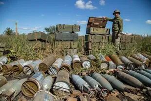 Un soldado ucraniano inspecciona las municiones dejadas por las tropas rusas en el área recientemente recuperada cerca de Izium, Ucrania, el miércoles 21 de septiembre de 2022. (AP Photo/Oleksandr Ratushniak)