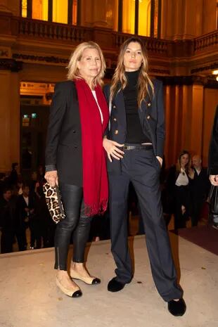 La modelo Chloe Bello llegó acompañada por su mamá, Nora Portela. Muy canchera, apostó por un traje de saco y pantalón.