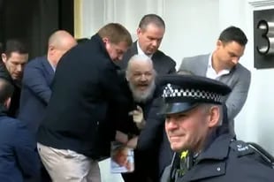El momento en el que Julian Assange es sacado de la embajada de Ecuador en Londres