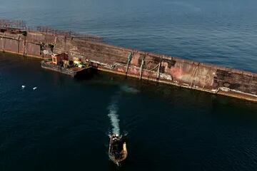 Rescatan barcos hundidos en las costas de Salamina en Grecia