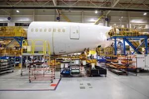 Más problemas para Boeing: un empleado denuncia graves fallas de fabricación en el fuselaje de uno de sus aviones