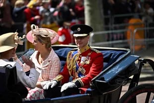 Il principe Edoardo, conte di Wessex e Sophia, contessa di Wessex, cavalcano in una carrozza trainata da cavalli durante la parata del compleanno della regina.