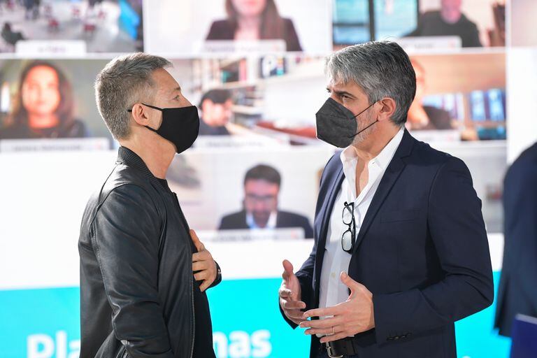 Pablo Echarri y Adrián Suar, en abril de 2020, durante la presentación de un plan para promover la producción y exportación de contenidos audiovisuales