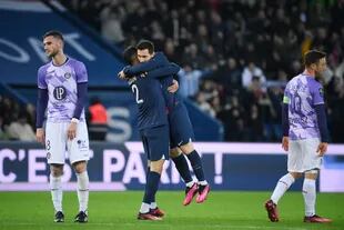 El abrazo entre Achraf Hakimi y Lionel Messi, los goleadores que le dieron el triunfo a PSG sobre Toulouse por la Liga de Francia.