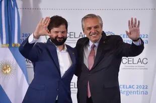 Gabriel Boric, presidente de Chile, en el momento del saludo inicial con Alberto Fernández