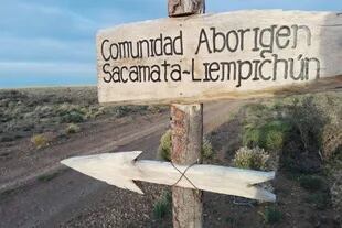 El cartel de entrada a la comunidad, en Chubut