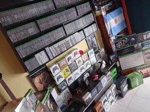 Algunos de los 79 controles oficiales de Xbox de este argentino, quien tiene una de las colecciones más grandes