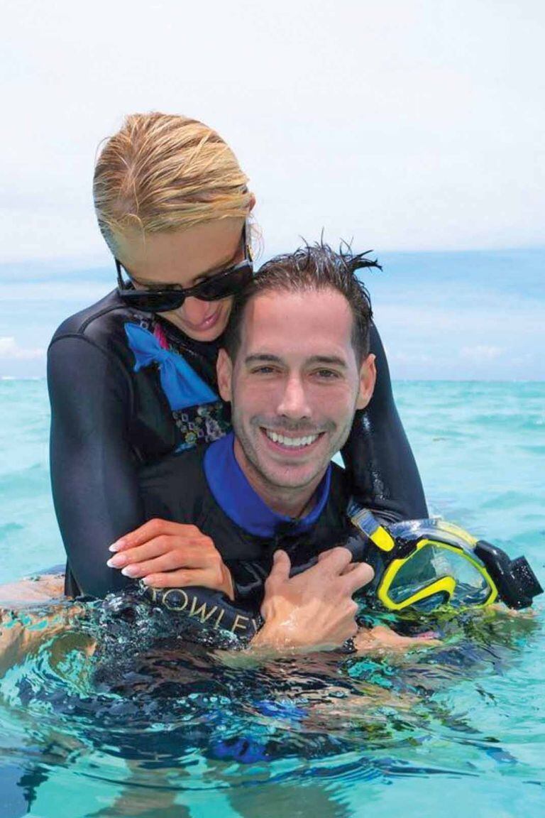 Los recién casados practicaron snorkel en las aguas más transparentes del mundo. 
