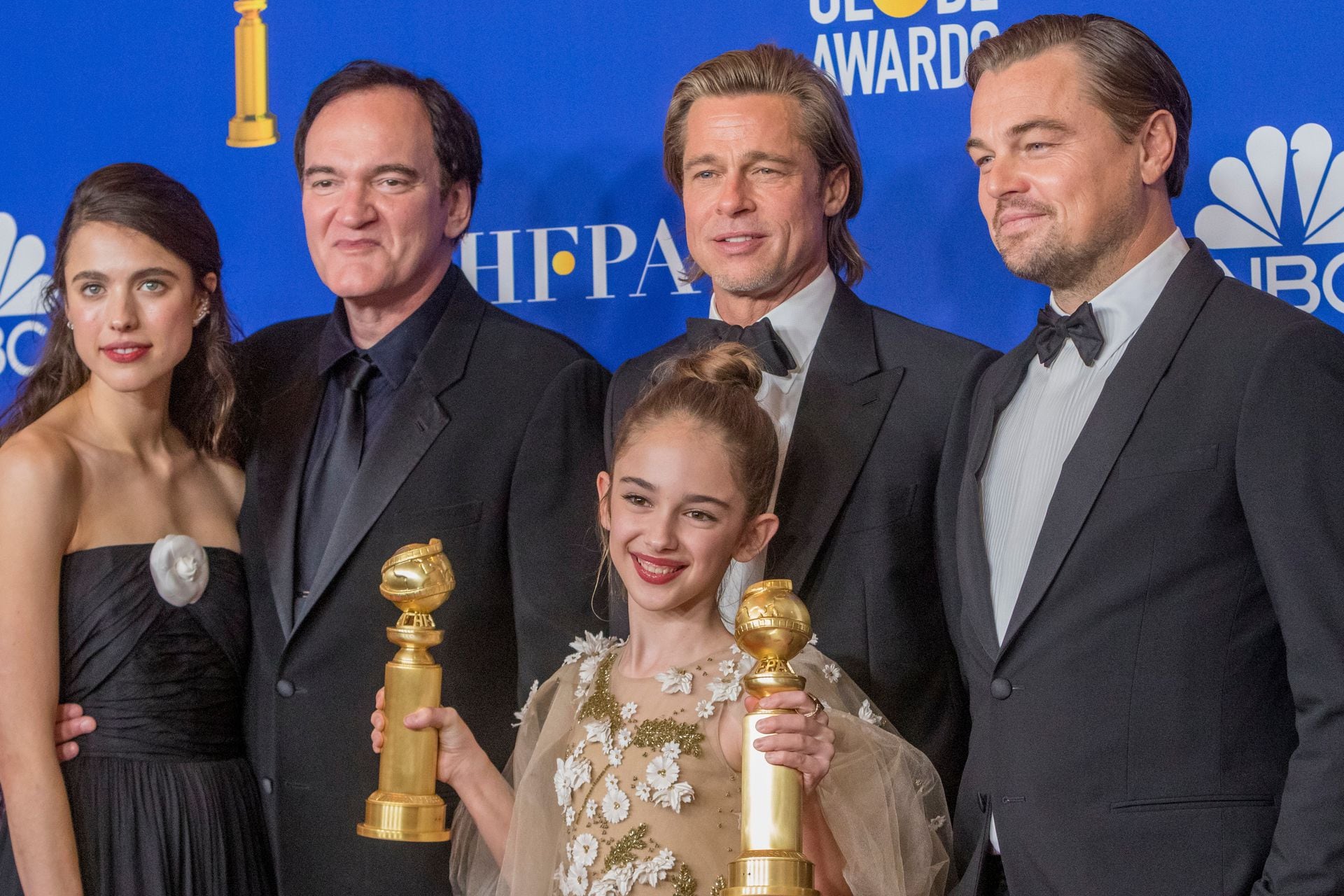 Margaret Qualley con Quentin Tarantino, Brad Pitt, Julia Butters y Leonardo DiCaprio en los Globos de Oro