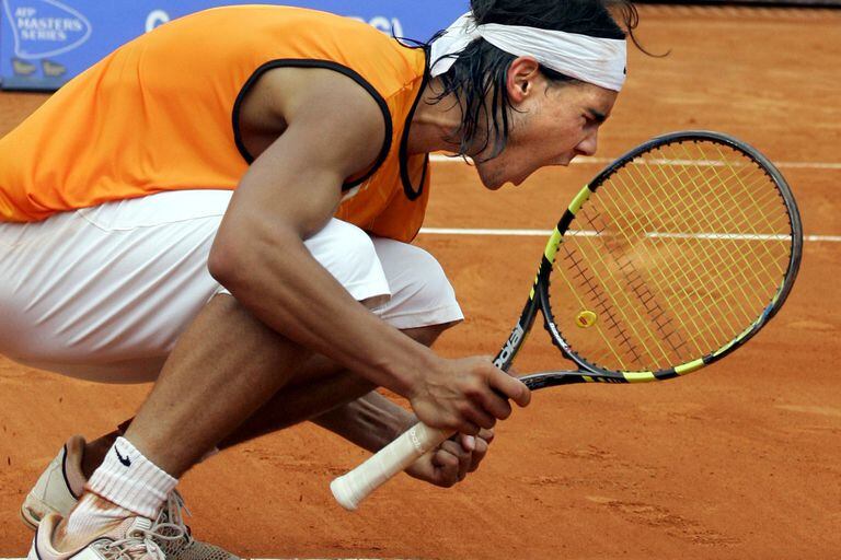 Rafael Nadal de España celebra su victoria después de derrotar a Guillermo Coria de Argentina en la final de la Serie Masters de tenis de Monte Carlo, el 17 de abril de 2005. El adolescente español Rafael Nadal hizo a un lado al campeón defensor Guillermo Coria 6-3 6-1 0-6 7- 5 para ganar el Masters