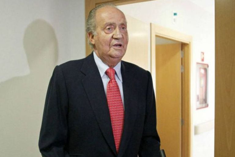 El entonces rey Juan Carlos se disculpó por el viaje de caza cuando fue dado de alta del hospital en 2012.