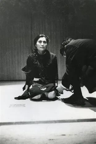 Cut Piece: en 1964, Yoko invitó al público a que cortara su ropa con tijeras