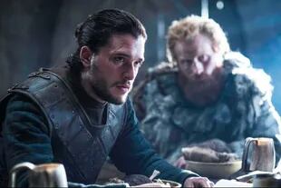 Jon Snow junto a Tormund, uno de los personajes cuyo destino es incierto luego de los eventos mostrados en el último capítulo de la serie.