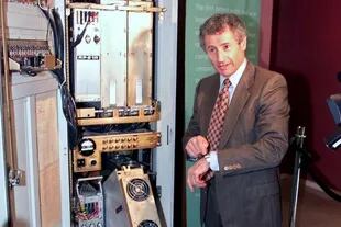 Leonard Kleinrock en 1999, mostrando el primer servidor de la Red, que tenía menos poder de cómputo que su reloj pulsera