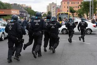 La policía alemana interviene durante las protestas contra el bloqueo en Berlín
