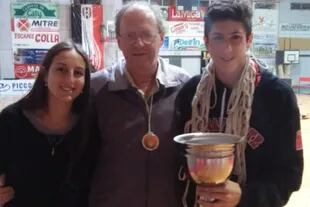 Camila, Osvaldo y Leandro, parte de la familia Bolmaro celebrando un campeonato con Almafuerte