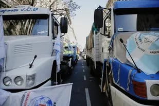 Una protesta de camioneros corta parte del tránsito en Diagonal Norte