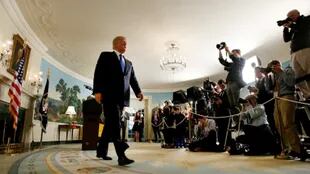 Trump, ayer, al retirarse de un salón de la Casa Blanca tras su anuncio sobre el tratado nuclear con Irán
