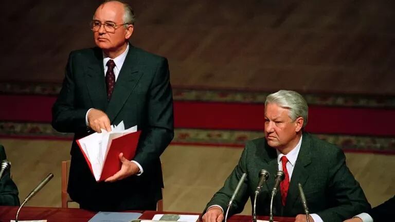 Mijaíl Gorbachov y Boris Yeltsin en el Parlamento tras el golpe de Estado