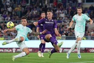 Lautaro conecta el centro y marca el segundo gol de Inter en el desenlace de la Copa Italia.