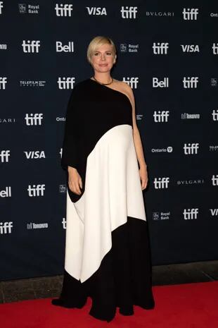 La actriz estadounidense Michelle Williams llega para el estreno de The Fabelmans durante el Festival Internacional de Cine de Toronto