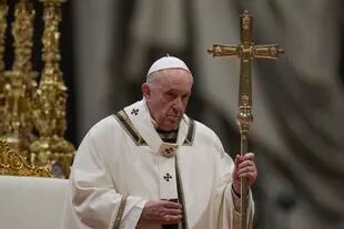El Papa Francisco celebra la Misa de Nochebuena, en la Basílica de San Pedro, en el Vaticano