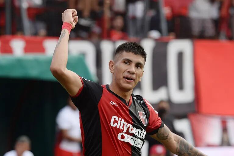 Nicolás Castro festeja el segundo gol de Newell's ante Atlético Tucumán
