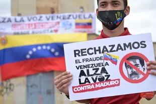 Ciudadanos venezolanos residentes en Colombia se manifiestan contra las elecciones legislativas de Venezuela que se llevan a cabo en su país, en Bogotá, el 6 de diciembre de 2020