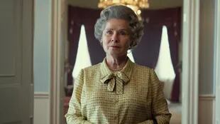 Imelda Staunton como la reina Isabel II en la quinta temporada de The Crown
