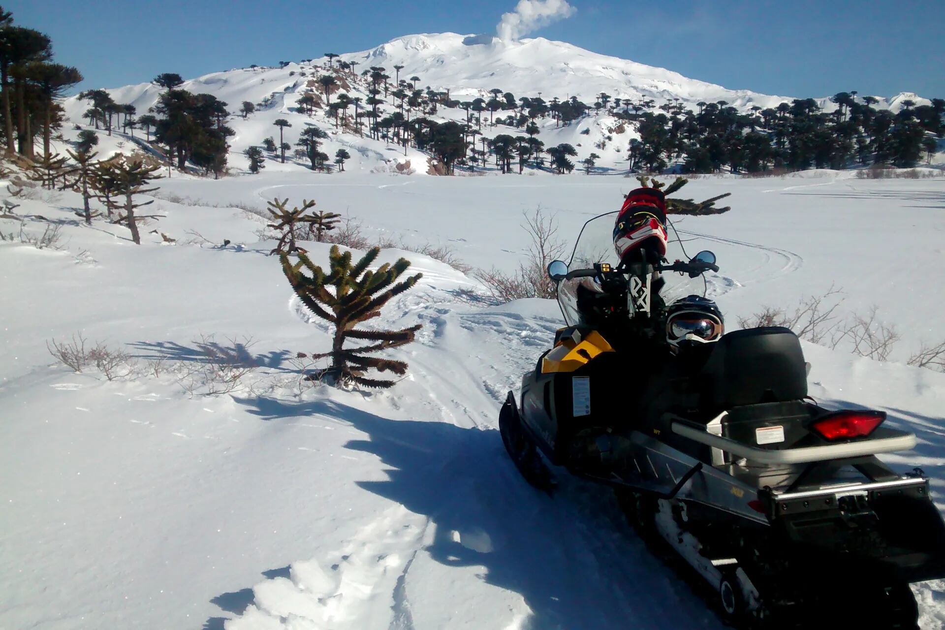 En fotos: subir al volcán Copahue en moto de nieve, una experiencia inolvidable