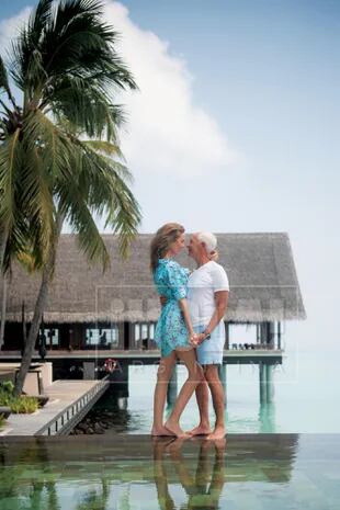 Elina y Eduardo comenzaron el año en su
casa de Uruguay, luego viajaron a Miami y
finalmente aterrizaron en Islas Maldivas.
En la foto, posan al borde la pileta infinita de
la fabulosa water villa donde se hospedaron