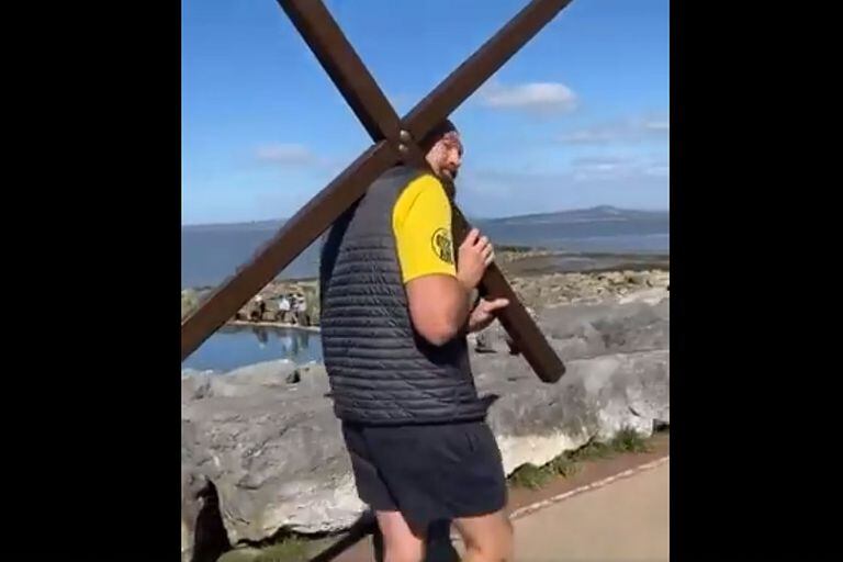 Pascuas: el Vía Crucis de un boxeador, descalzo y arrastrando una cruz